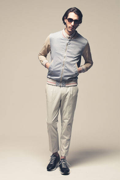 BLOUSON 2万6000円、SHIRT 1万7000円、SLACKS 2万1000円、SNEAKERS 2万8500円