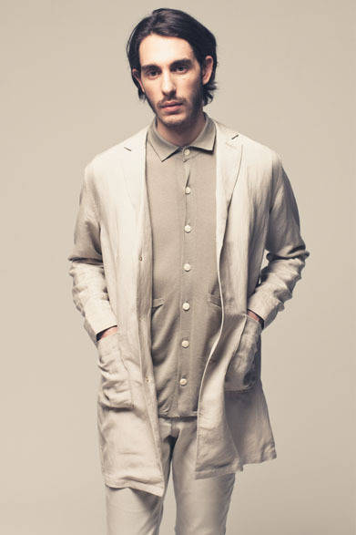 SHOP COAT 2万8000円、KNIT SHIRT 2万2000円、DOCKING PANTS 1万8000円