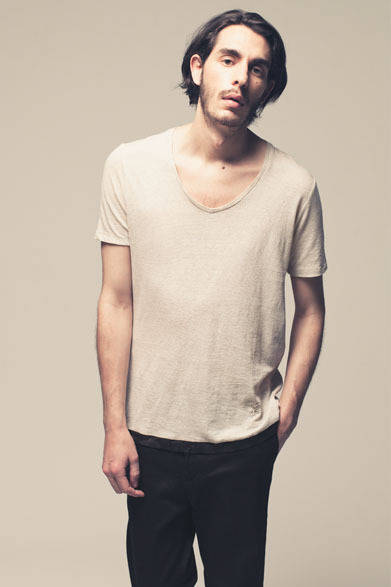 T-SHIRT 9000円、DENIM PANTS 1万7000円