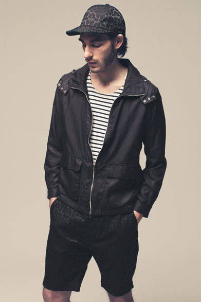 BLOUSON 2万8000円、T-SHIRT 8800円、SHORT SLACKS 1万9800円、CAP 6300円