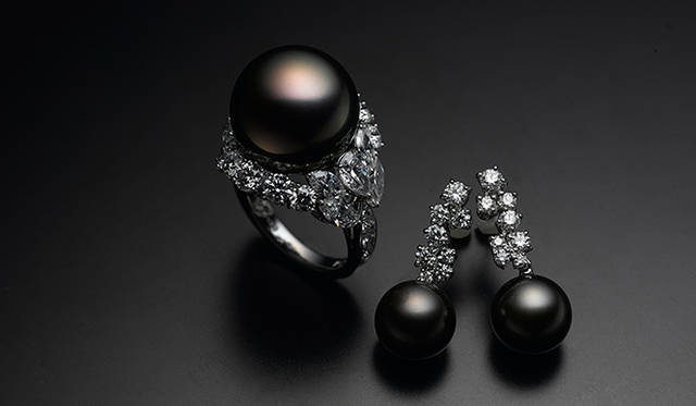 黒蝶真珠ならではの迫力にダイヤモンドの清らかな輝きを添えたアイテム。なかでもリングに使用した真珠は約17mmとエクストラサイズで、非常に稀少性が高い。リング1500万円［税別］、ピアス140万円［税別］（ともにミキモト／ミキモト カスタマーズ・サービスセンター）　※この商品は女性モデルが使用