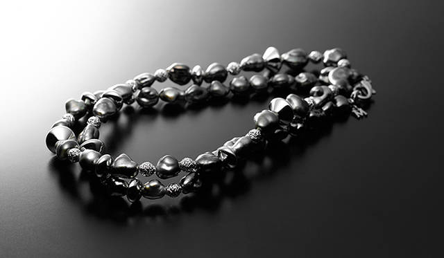 “バロック真珠”と形容される、自然で個性的な形をそのまま生かしたネックレス。ひとつひとつ輝きが異なる真珠を1連に調和させるのは、世界屈指のトップジュエラーとしての技。ちょうど3連に巻くと、男性の腕にも収まりのいい長さのブレスレットとなる。78万円［税別］（ミキモト／ミキモト カスタマーズ・サービスセンター）