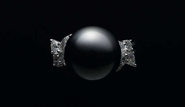 真珠層が厚く、均一であることから、黒蝶真珠の深みのある光沢は生み出される。ブラック＆ホワイトのハイコントラストなアイテムゆえに、ダイヤモンド入りでも男性が着けやすい。リング（合計0.83ctのダイヤモンド）93万円［税別］（ミキモト／ミキモト カスタマーズ・サービスセンター）　※この商品は女性モデルが使用