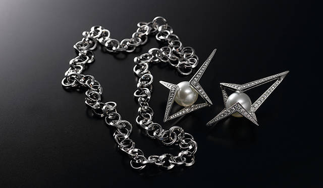 そのまま首につけることはもちろん、幾重にも巻いて長さを調節すればブレスレットとしても楽しめそうなホワイトゴールドK18製のチェーンタイプのネックレスと白蝶真珠とダイヤモンドで“光”を表現したピアス。ネックレス60万円［税別］、ピアス230万円［税別］（ともにミキモト／ミキモト カスタマーズ・サービスセンター）