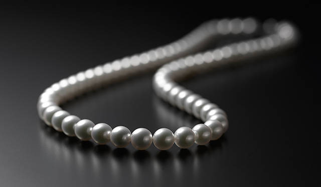 直径8.0～8.5mmのアコヤ真珠を使用したネックレス。ほのかにピンク色の光沢を帯びるのはアコヤ真珠の特徴のひとつ。アコヤ真珠は9mm以上は稀少とされている。123万円（約60cm）［税別］（ミキモト／ミキモト カスタマーズ・サービスセンター）