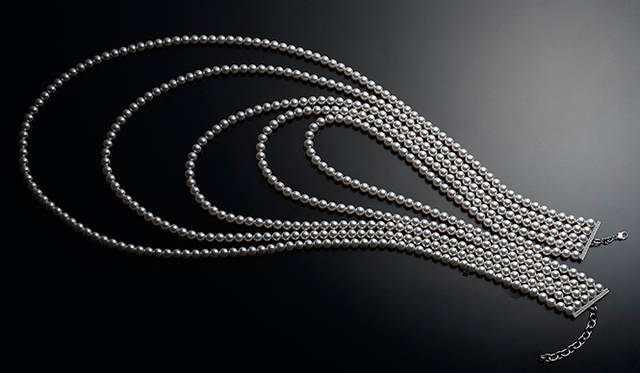 直径約8.5～9.0mmのアコヤ真珠を5連にしたラグジュアリアスなネックレス。それぞれのレングスのデザインバランスは、まさに完璧。1797万円［税別］（ミキモト／ミキモト カスタマーズ・サービスセンター）　※この商品は女性モデルが使用