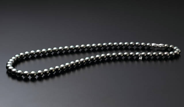 マチネーレングスと呼ばれる黒蝶真珠ネックレス。隣り合う真珠の光が見事に調和して、光の線がつながっている。デザインがシンプルであればこそ、技術力の高さが浮き彫りとなる。180万円（約60cm）［税別］（ミキモト／ミキモト カスタマーズ・サービスセンター）