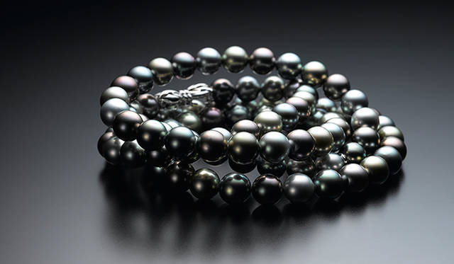 ブルー系、シルバー系、ブラウン系とさまざまな色彩がある黒蝶真珠。そんなマルチカラーの黒蝶真珠をランダムに配列したネックレス。オペラレングスと呼ばれる約80cmの長さにより、1連でゆったりと着けても、2連にしてチョーカーのように着けてもOKだ。200万円（約84cm）［税別］（ミキモト／ミキモト カスタマーズ・サービスセンター）