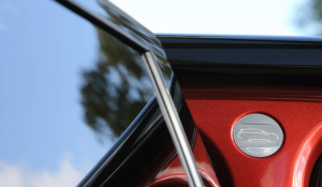 Bピラーには、レンジローバースポーツのバッジが隠されている