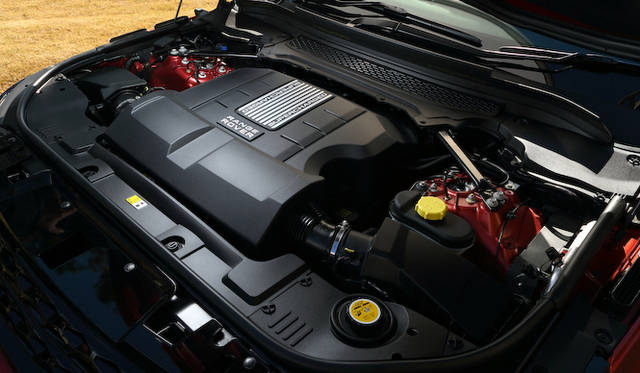 オートバイオグラフィ ダイナミックに搭載されるV8スーパーチャージド エンジンは、最高出力510ps（375kW）/6,500、最大トルク625Nm（63.8kgm）/2,500を発揮