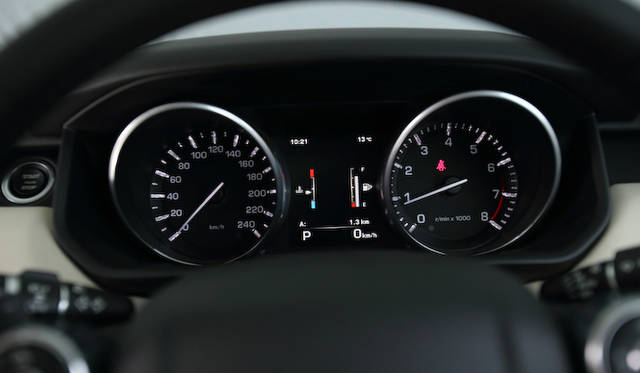 SE、HSEにはアナログメーターが標準となる。液晶式のメーター「バーチャル インストルメントパネル」もオプションで設定可能だ