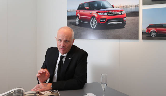 ランドローバーのインテリアデザインを担当するディビッド・サディントン氏