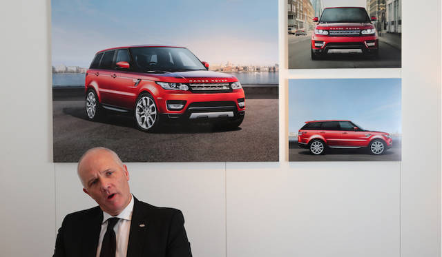 ランドローバーのインテリアデザインを担当するディビッド・サディントン氏