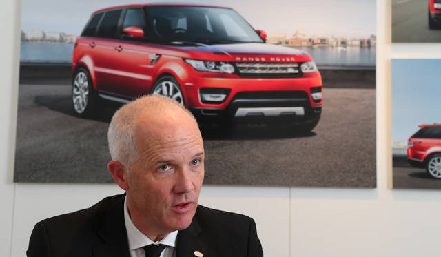 ランドローバーのインテリアデザインを担当するディビッド・サディントン氏