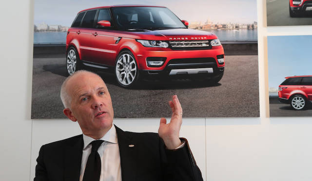 ランドローバーのインテリアデザインを担当するディビッド・サディントン氏