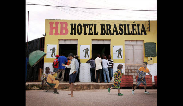 左／半袖チェックシャツ1万6000円、チノパンツ1万5000円、トートバッグ3000円、スポーツタオル4500円、椅子1万6000円、左中／シャツ1万9000円、ショーツ1万5000円、右中／ジャケット2万9000円、ショーツ1万5000円、ソックス2000円、右／シャツ1万9000円、ショーツ1万4000円、ソックス2000円