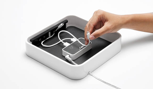 ケーブルはまとめてトレー下へ