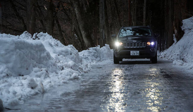 白馬までの幹線道路は除雪がいき届き乾燥した路面なのだが、一歩脇道に入るとアスファルトの上にシャーベット状に雪が残っていた