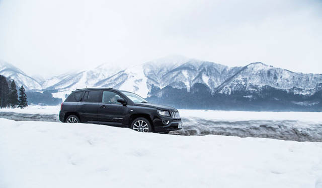 日本で乗るにはちょうど良いサイズのコンパス。コンパクトといえども、リアの居住性は申し分なく、東京から白馬までの長距離を走っても、何ら苦にならない広さと快適さをキャビンは持っている