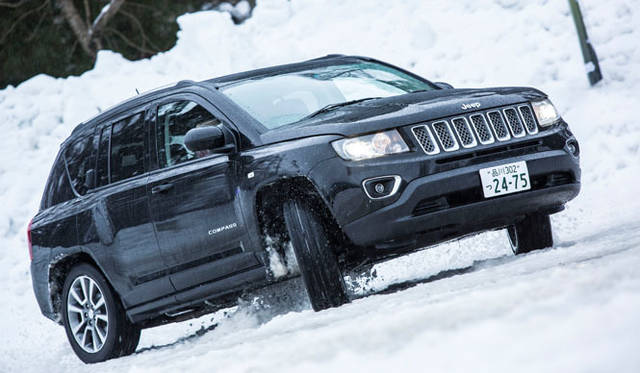 一般道路から隔離された特設の雪上コースでは、トラクションコントロールシステムが駆動力を制御し、アクセルを踏み込んだ際のタイヤのスリップを抑制。多少の轍を苦もなく乗り越える実力を持つ
