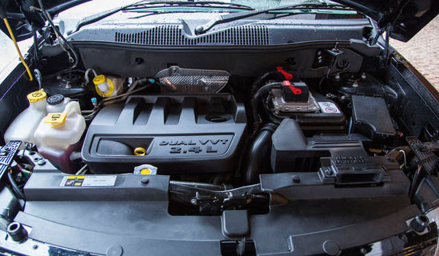 搭載されるエンジンは2.4リッターの直列4気筒で、最高出力は125kW（170PS）を発揮。現行モデルはCVTに代わり、6段ATを採用する