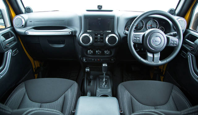 クルマのボディ四隅の感覚が掴みやすい高いシートポジション。このドライビングポジションとボディデザインが、道無き道をいく際に、ドライバーを大いに助けてくれる