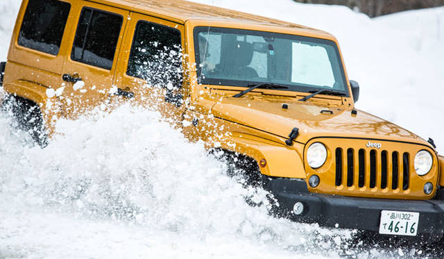 ジープ伝統の血を引く直系モデル「ラングラー」は、2ドアモデルと、「ラングラー アンリミテッド」と呼ばれる4ドアモデルがラインナップされる