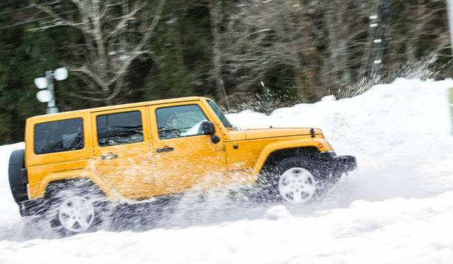 踏み荒らされた雪上の特設コースに乗り入れても、そんな悪条件をまったくものともしないラングラーの走破性能は、やはり別格だ