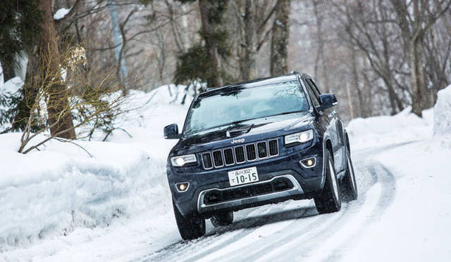 先のマイナーチェンジで精悍な顔つきに変わった「グランドチェロキー」。インテリアもラグジュアリーな印象に終始し、高級車としてもても一級の仕上がりだ