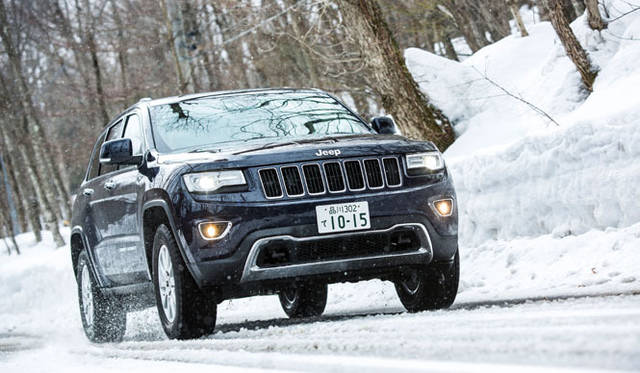 コンパクトなコンパスと異なり、グランドチェロキーの走りは重厚感にあふれている。どんなシーンでも安定したトラクションを発揮し、時に静かに、時に豪快に大きなボディを前に押し出す