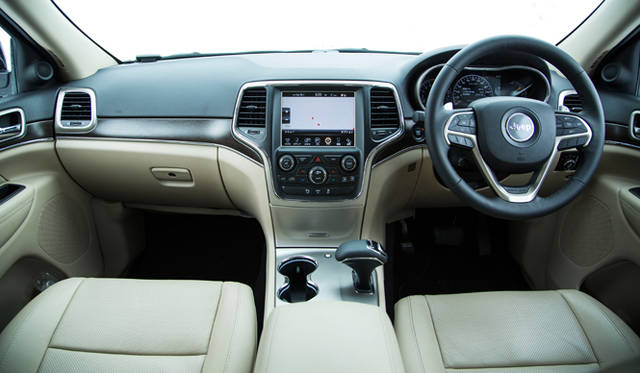 シートヒーターと、ヒーター付きのステアリングホイールのおかげで、寒さの厳しい白馬の道も快適に走ることができた