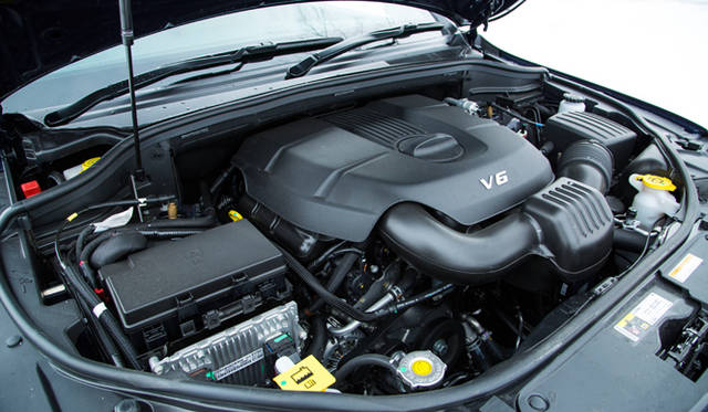 グランドチェロキーは、210kW（286PS）の3.6リッターV6エンジンを搭載する「ラレード」と、豪華装備を標準採用する「リミテッド」、そして伝統の5.7リッターV8エンジンを搭載する「サミット」をラインナップ