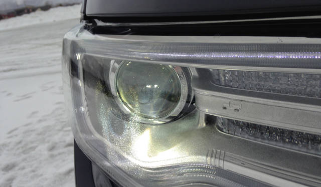 ヘッドライト右側をのぞき込めば、そこには1941年に開発されたジープのアイコン的存在「ウィリス」の姿が