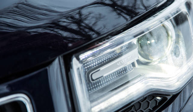 左側のヘッドライトには「SINCE 1941」と、ジープが創業した年が刻まれている