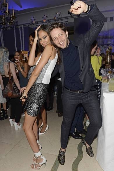 <strong>MULBERRY｜「CARA DELEVINGNE COLLECTION」のローンチディナー</strong>　（左より）ジョアン・スモールズ、デレク・ブラスバーグ