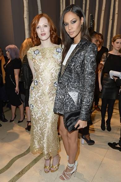 <strong>MULBERRY｜「CARA DELEVINGNE COLLECTION」のローンチディナー</strong>　（左より）カレン・エルソン＆ジョアン・スモールズ