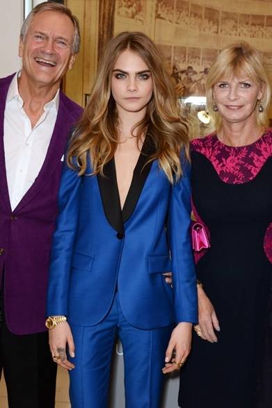 <strong>MULBERRY｜「CARA DELEVINGNE COLLECTION」のローンチディナー</strong><br />カーラ・デルヴィーニュと両親のチャールズ・デルヴィーニュ＆パンドラ・デルヴィーニュ