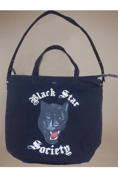 <strong>Rika｜日本別注の限定アイテムが登場</strong><br /><br />ショルダーバッグ<br />価格｜3万4000円（税抜き）<br /><br />Rika Studios Japan<br />Tel.03-6455-3440<br />http://www.rikaint.com/home/