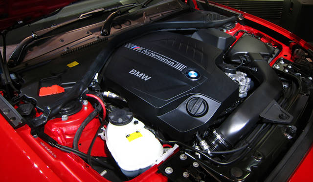 BMW M社によりチューニングされた、3リッター直列6気筒BMW Mパフォーマンス ツインパワーターボエンジンは、最高出力240kW（326PS）、最大トルク450Nm （45.9kgm）を発揮する