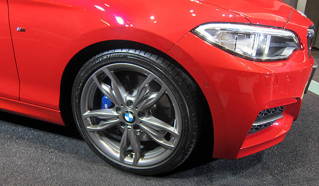 M235iは、フロント225/40R18、リア245/35R18サイズのタイヤをはく