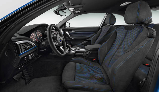 本国仕様。日本仕様は右ハンドルのみの設定