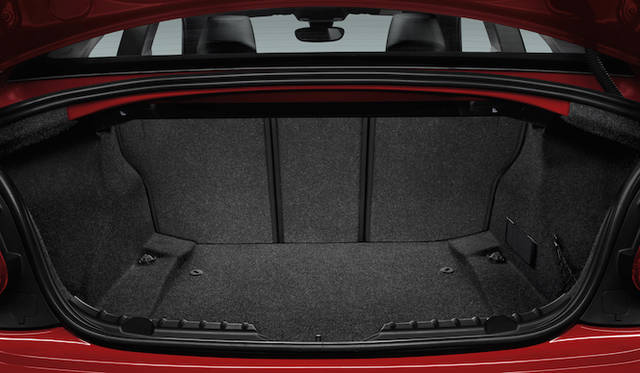 トランク容量は先代より20リットル拡大し、390リットルを実現