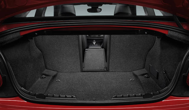 オプションのスルーローディングシステムを選択すると、後席シートは40：20：40分割可倒式となる