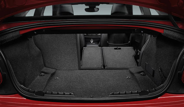 オプションのスルーローディングシステムを選択すると、後席シートは40：20：40分割可倒式となる