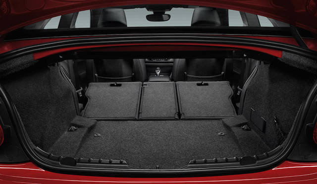 オプションのスルーローディングシステムを選択すると、後席シートは40：20：40分割可倒式となる