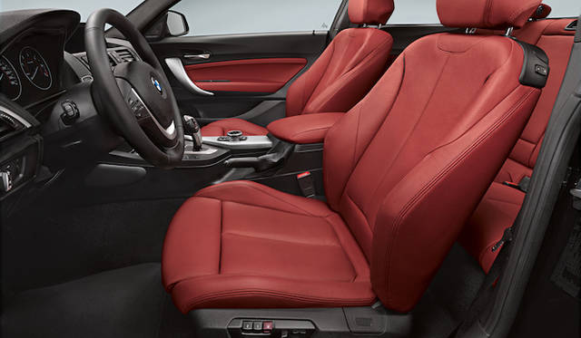 本国仕様。日本仕様は右ハンドルのみの設定