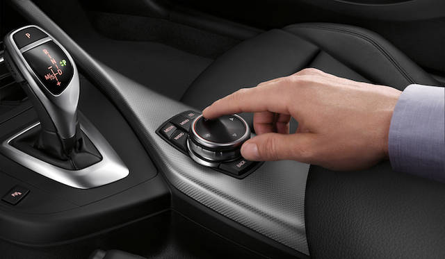 本国仕様。日本仕様は右ハンドルのみの設定