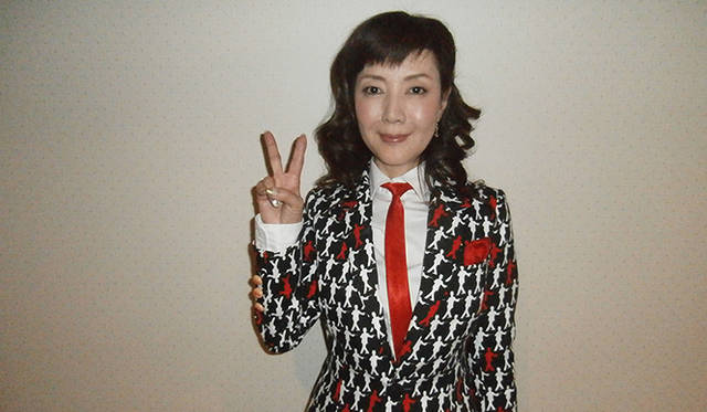 カジュアルライブ会場にて。やなせたかし先生オリジナルプリント生地を使ったジャケットを着て