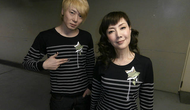 カジュアルライブ会場にて。左から 植木 豪さん、戸田恵子さん 「BGブランド」新作Tシャツを着て