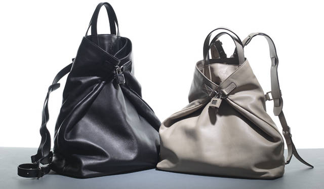 左から バックパック 45万9900円[W42×H50×D16cm]、38万8500円[W39×H40×D12cm]　※記載はトート時のサイズ